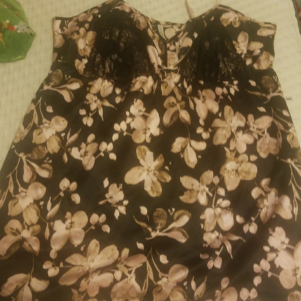 Size 26/28 floral nightgown. Never worn